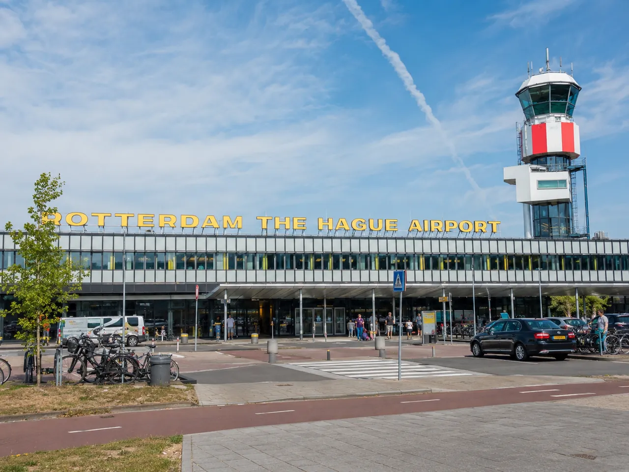 Terminal van Rotterdam The Hague Airport met de verkeerstoren